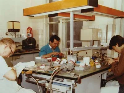 Praxiseigenes Labor 1980, moderner Zahnersatz
